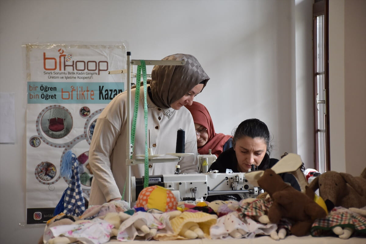 Trabzon039Daki Tekstil Atolyelerinden Temin Edilen Atik Kumaslardan Bebek Ve Hayvan Figurleri Ureten 12 Body