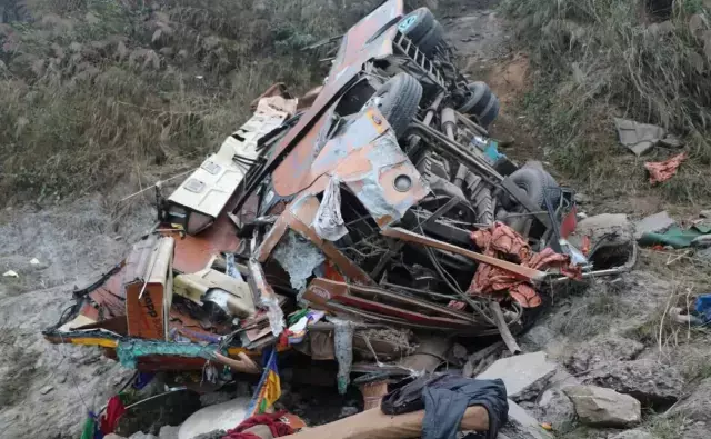 Yolcu Otobusu Nehre Dustu Cansiz Bedenleri 19592924 8544 M