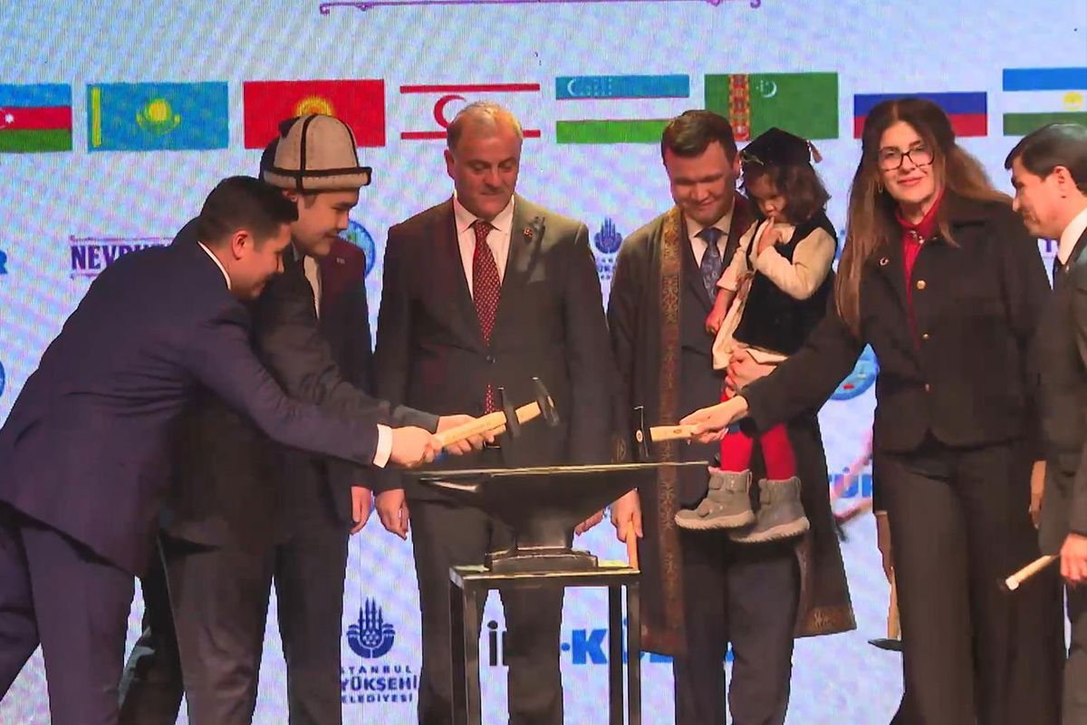 Baharin Gelisini Ates Yakip Demir Doverek 19677326 8448 Amp