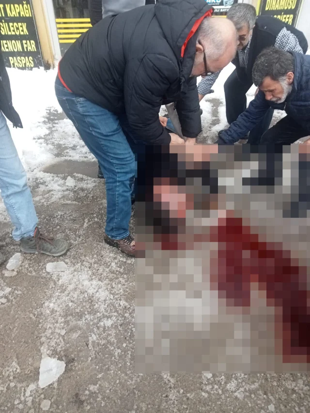 Catindan Uzerine Kar Ve Buz Kutlesi Dusen Kisi 19662909 2382 M