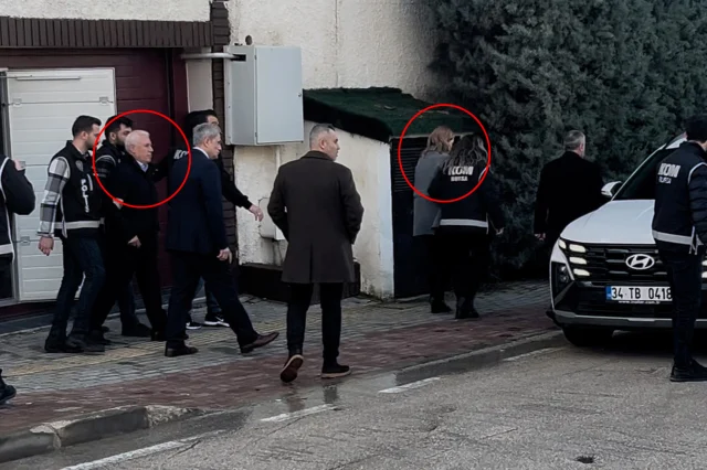 Esi Ve Kiziyla Birlikte Gozalt 19702100 3635 1 M