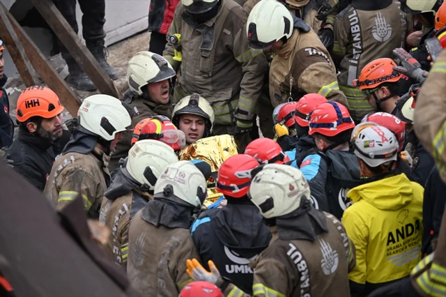 Fatih Te Coken Binada Enkaz Altinda Kalanlar 19678821 1931 M