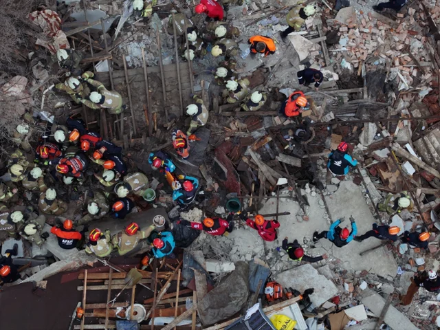 Fatih Te Coken Binada Enkaz Altinda Kalanlar 19678821 3556 M-1