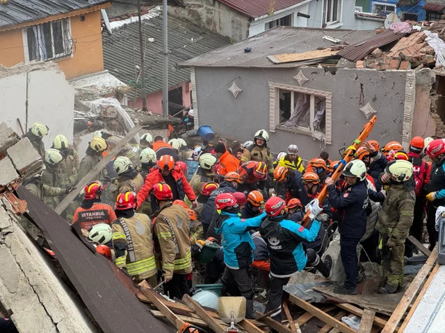 Fatih Te Coken Binada Enkaz Altinda Kalanlar 19678821 660 M