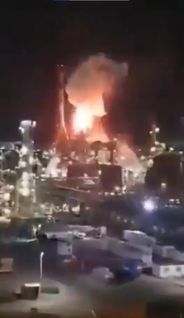 Israil E Yine Fuzeler Dusuyor Iran Petrol 19635414 3240 M