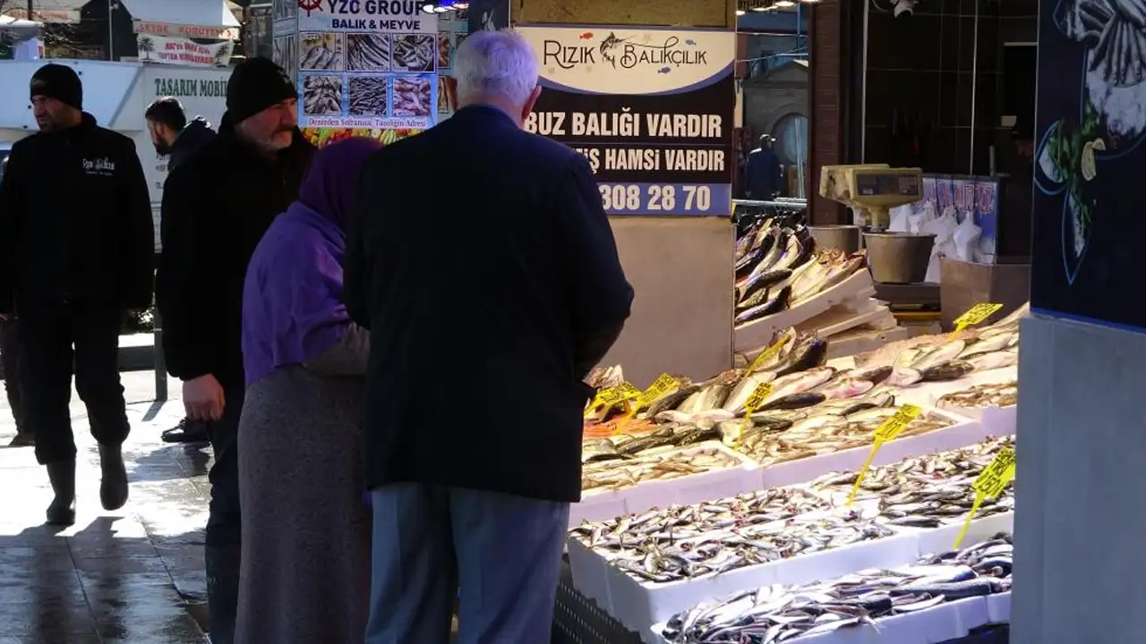 Trabzonda Hamsi Tezgahlardan Cekildi 6 Ay Sonra Ilk Kez Gorulmedi 001