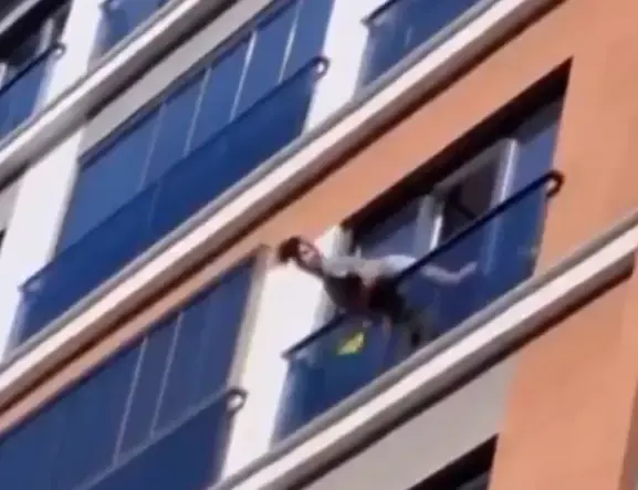 Unlu Sarkici Cam Sildi Onu Gorenlerin Yuregi 19619689 5291 M