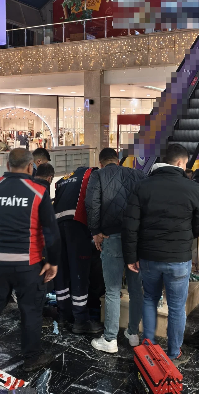 Avmde Yuruyen Merdivene Eli Si 19732479 6004 2 M