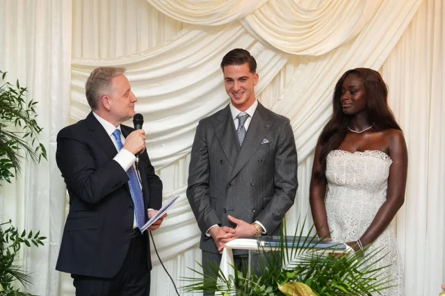 Bertug Yildirim Siyahi Esiyle 19781081 5842 1 M