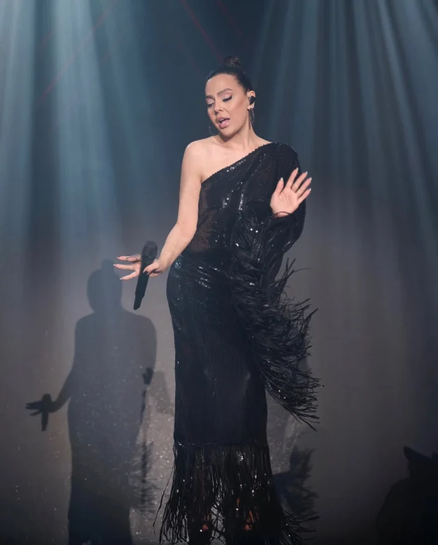 Ebru Gundesten Itiraf Konserde 19765526 7542 2 M