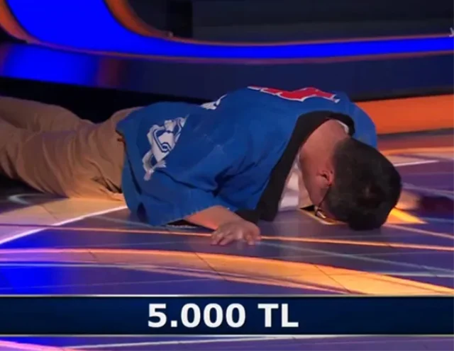 Japon Yarismaci Yere Kapandi O 19711735 1254 4 M