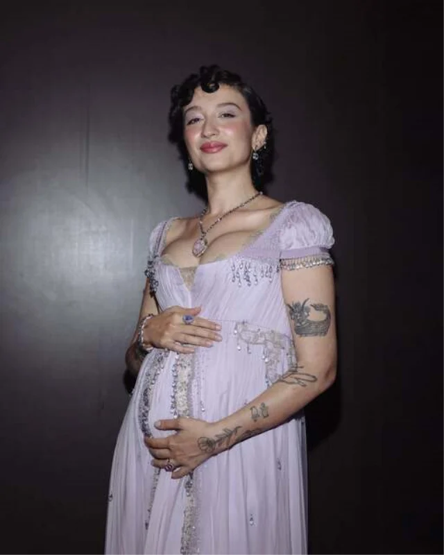 Melike Sahin Anne Oluyor 19788911 8213 3 M