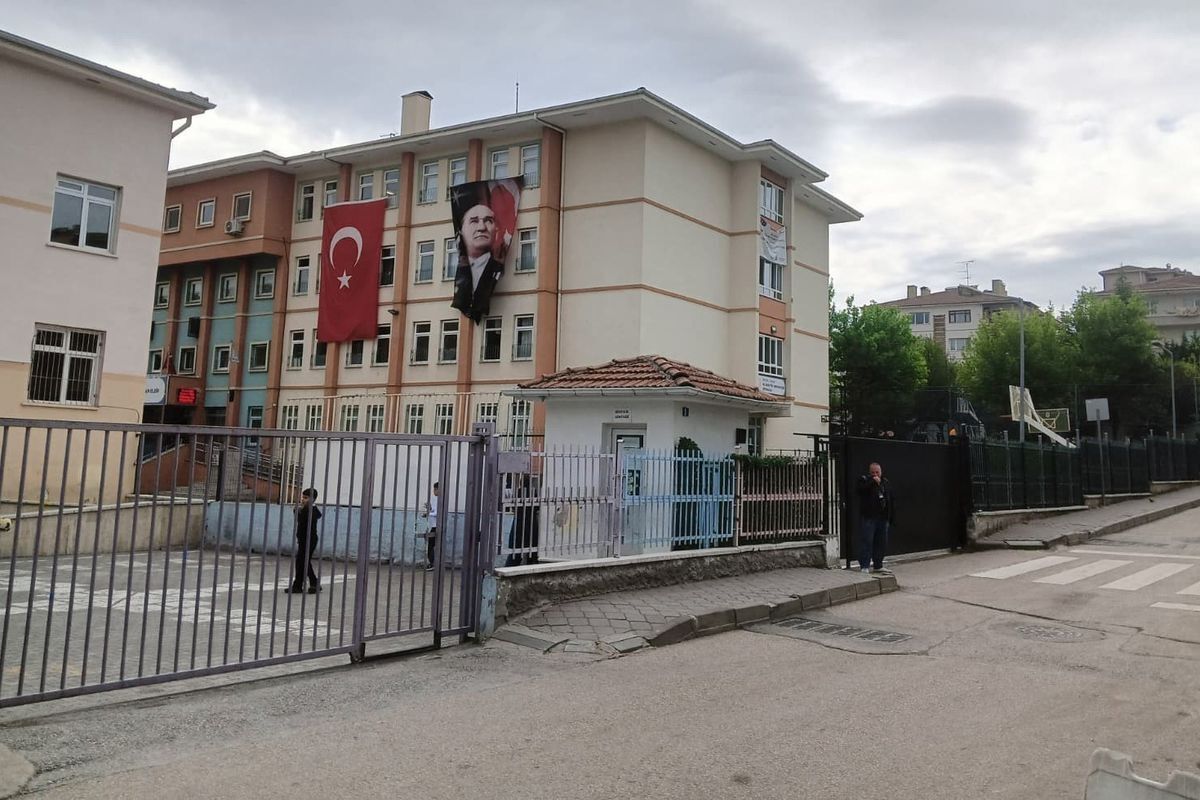 Ogrencinin Okula Silah Getirdigi Okulda Seffaf 835Ba40414 Amp