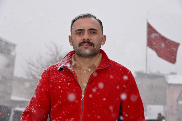 Ruzgarda Dolanan Bayragi Duzel 19741237 2079 2 M