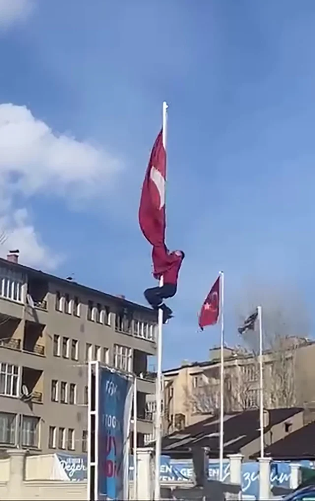 Ruzgarda Dolanan Bayragi Duzel 19741237 3590 1 M