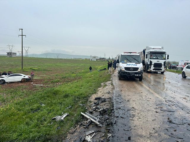 Siirt Te Otomobil Ile Kamyonetin Carpistigi K 19782916 O