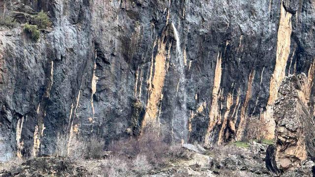 Sirnak Ta Kayanin Icinden Dokulen Sular Hayra 19775319 O