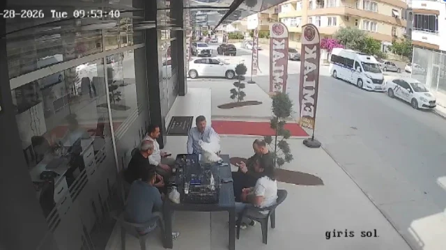 Sohbet Masasina Dusen Davetsiz 19788500 5699 1 M