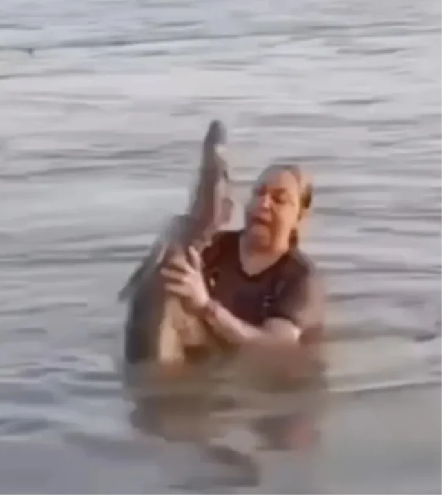 Suda Kutuk Diye Eline Aldi Tim B9A59Dd1A8 8608 2 M