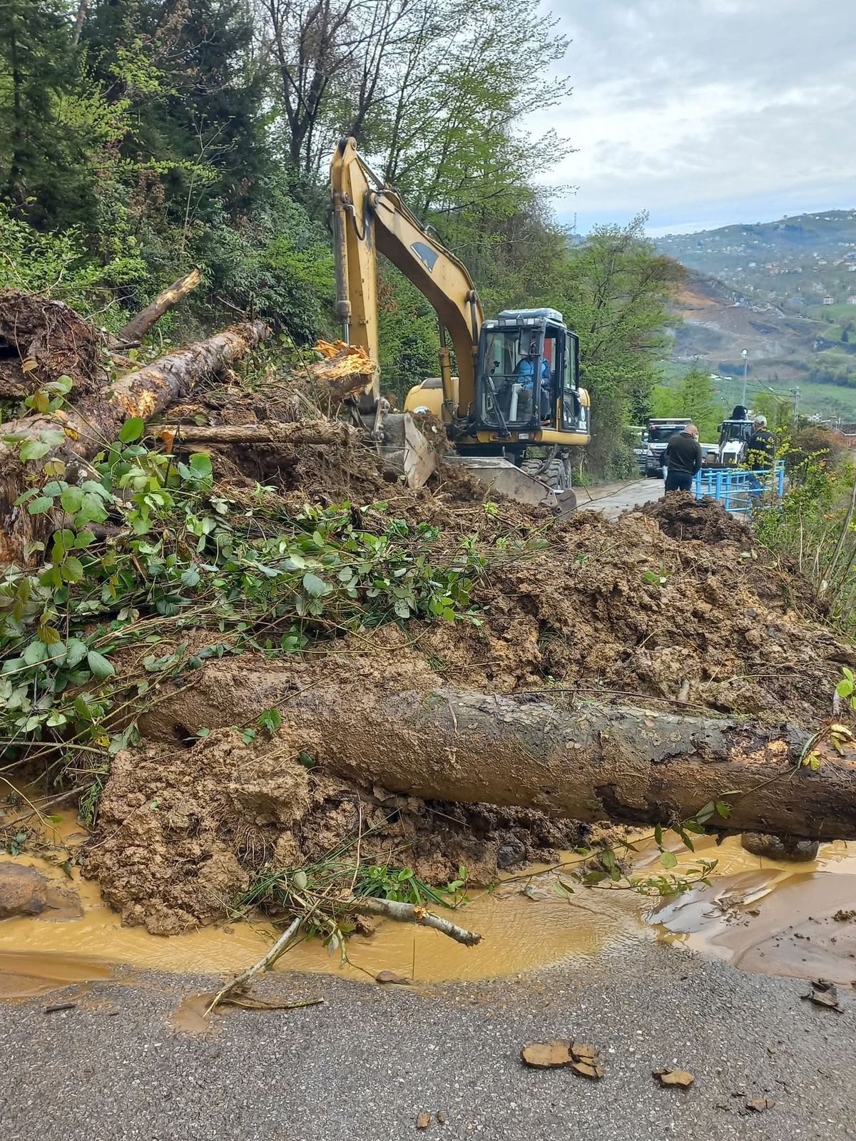 Trabzon Da Heyelan Mahalle Yolu Ulasima Kapan 19778976 Amp