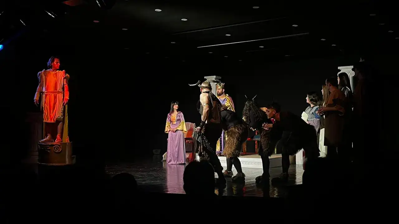 Trabzon Trafik Tiyatro Ekibi Sahnede Buyuledi Turne Oncesi Duygusal Veda 001