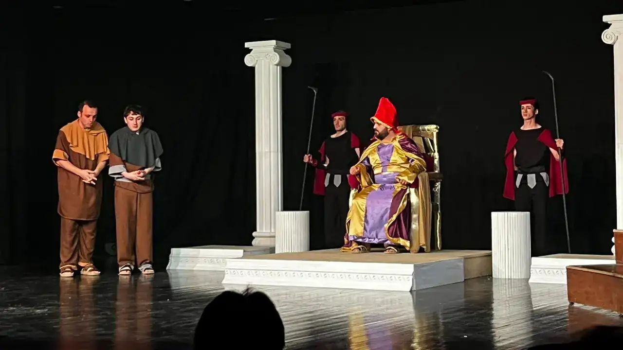 Trabzon Trafik Tiyatro Ekibi Sahnede Buyuledi Turne Oncesi Duygusal Veda 004