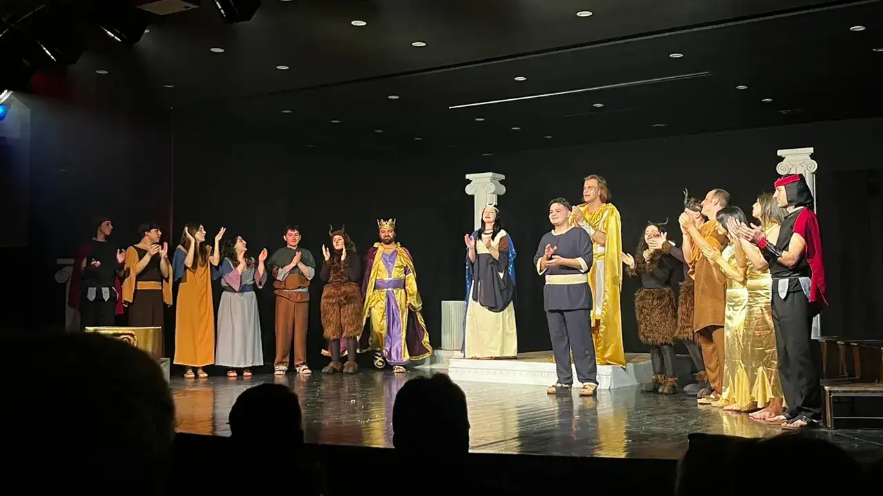 Trabzon Trafik Tiyatro Ekibi Sahnede Buyuledi Turne Oncesi Duygusal Veda 007