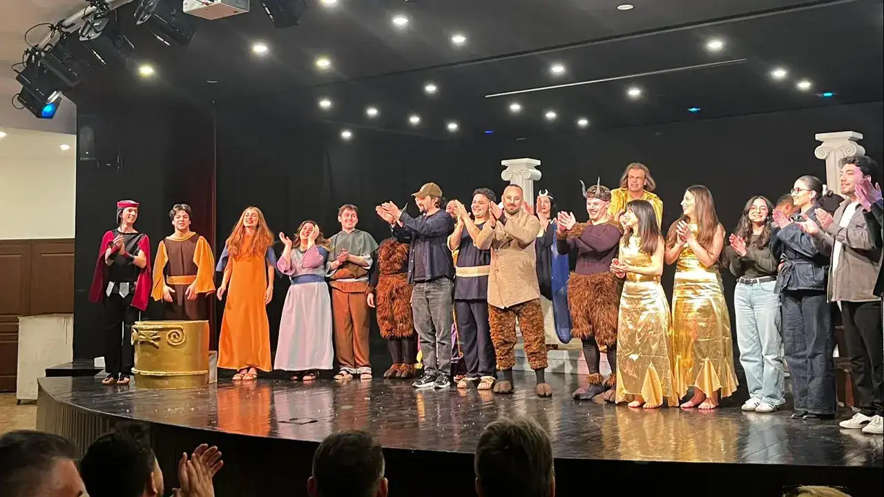 Trabzon Trafik Tiyatro Ekibi Sahnede Buyuledi Turne Oncesi Duygusal Veda 008