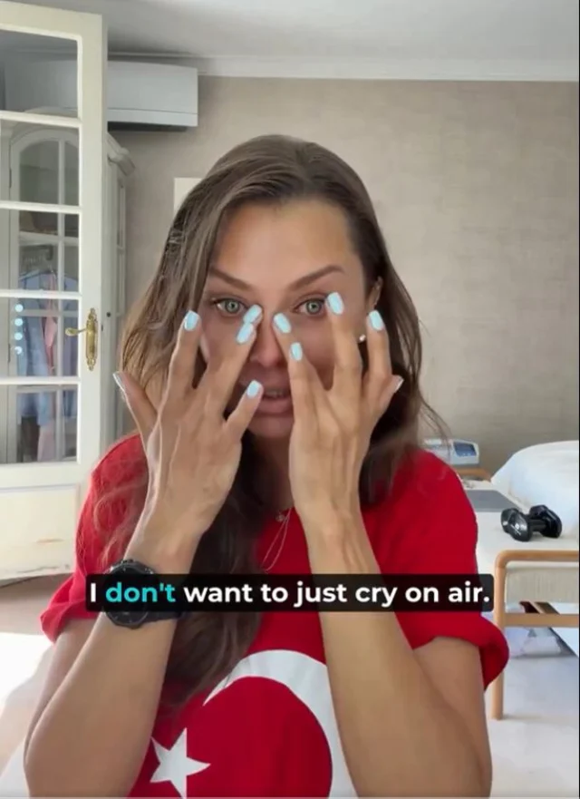 Turk Bayrakli Tisortle Video C 19780475 3743 1 M