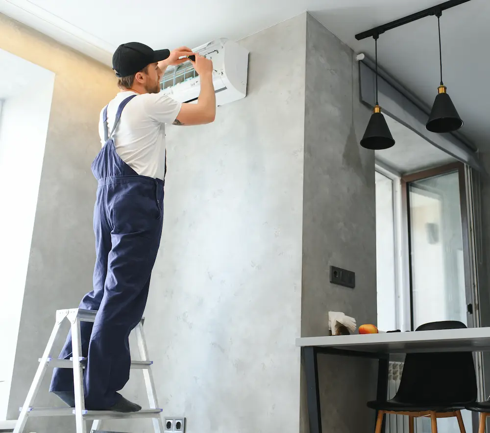 İstanbul klima servisi teknik ekip klima bakım ve onarım işlemi yaparken