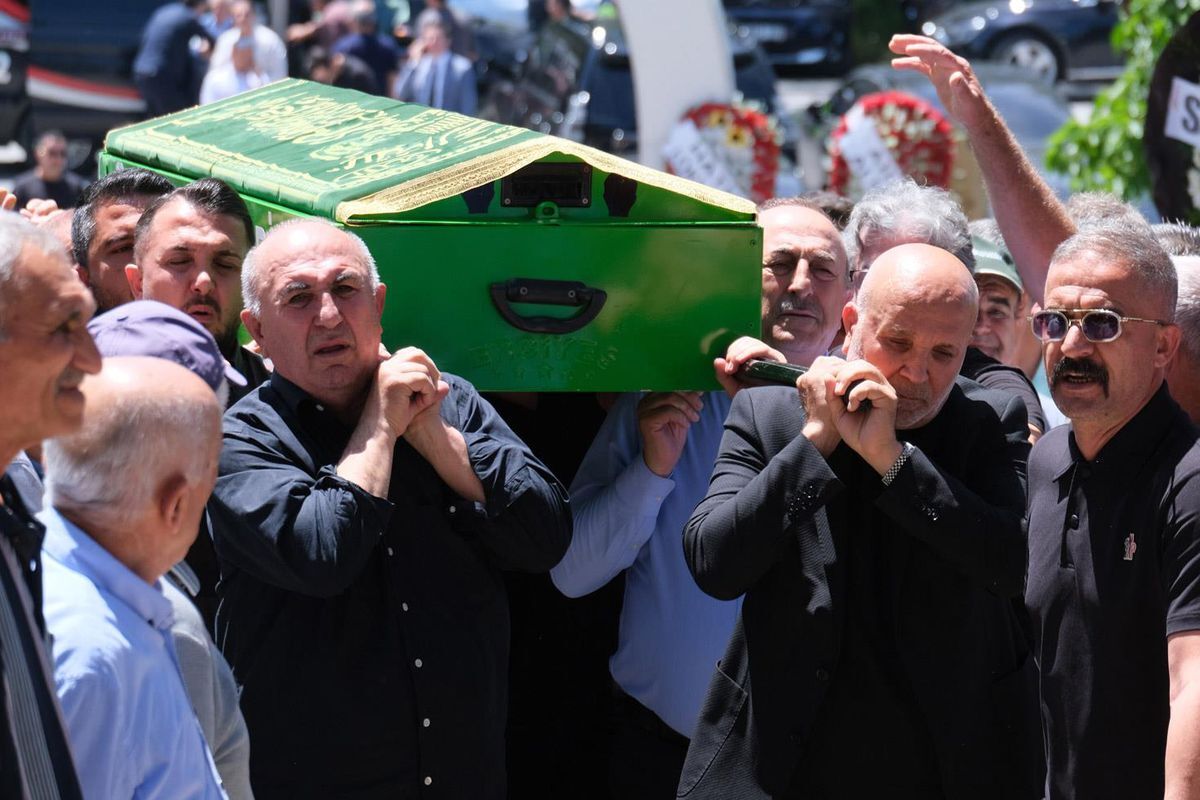 Mevlut Cavusoglu Kardesinin Tabutuna Omuz Verdi E1D32907Ac Amp