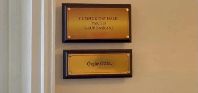 Ozgur Ozel Kendine Yeni Unvani 19882151 7978 1 M