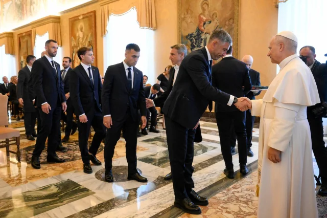 Papa Interi Vatikanda Agirladi 19830925 3477 1 M