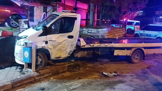 Park Halindeki Cekiciye Carpan Otomobilden 7 19837255 O