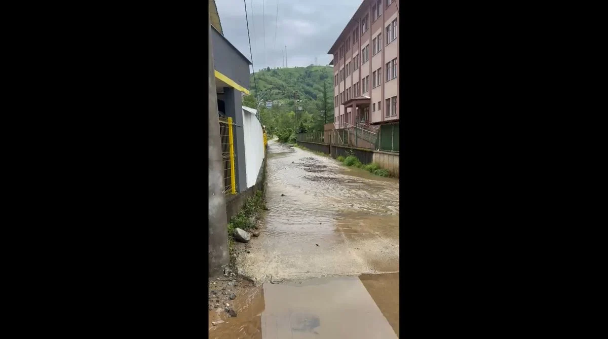 Rize De Saganak Cay Fabrikasi Ile Insaat Alan 19884398 Amp