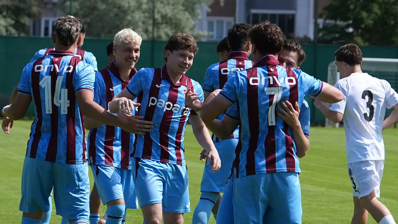Trabzonspor U19 Takimi Sampiyonluk Kupasini Kaldirdi