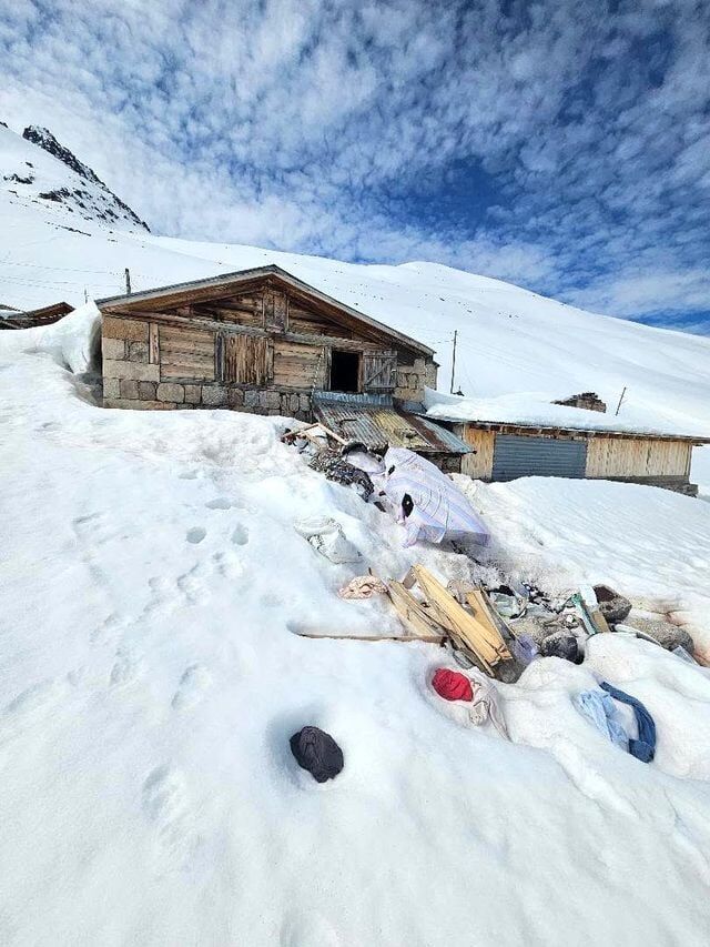 Yayla Evlerini Kirdi Doktu Ormanda Dinlenirke 3 19857983 O