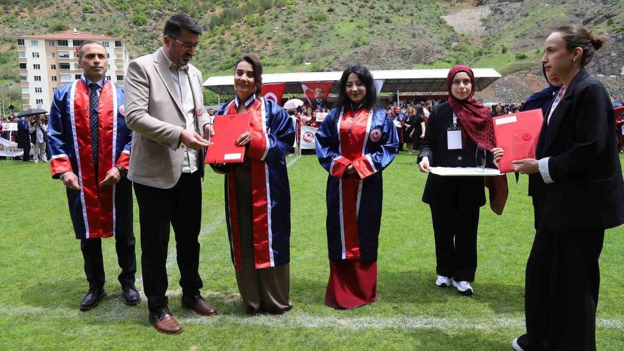 55 Yasinda 30 Yillik Yarim Kalan Hayalini Tamamladi Gumushane Universitesi Iletisim Fakultesi Ni Birincilikle Bitirdi 1200 778789