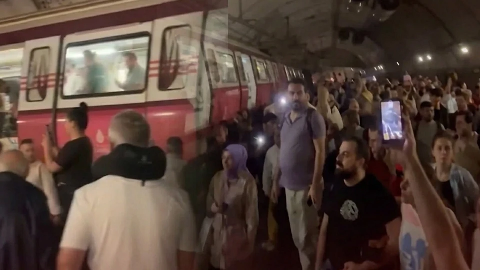 6E23E829 Kadikoy Sabiha Gokcen Metrosu Raydan Cikti Yolcular Tahliye Ediliyor