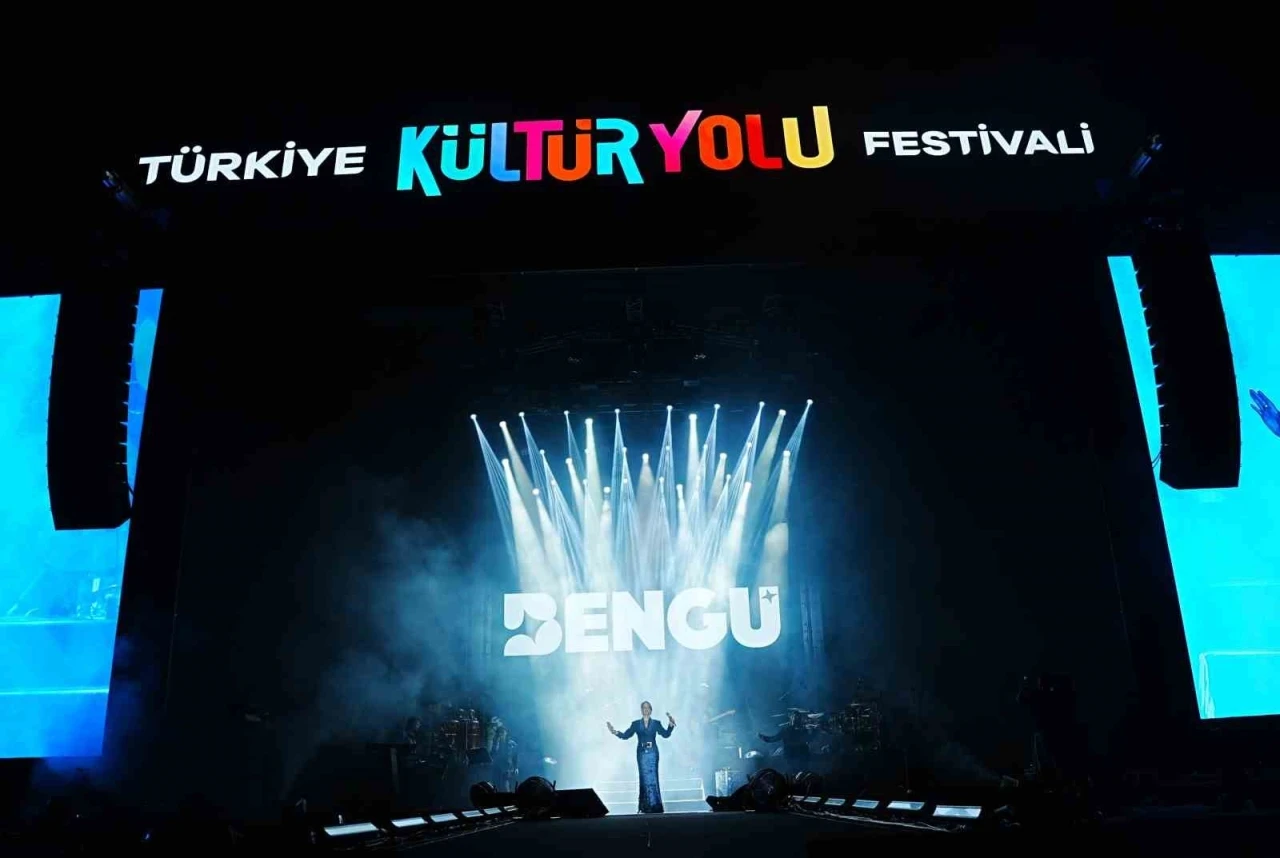 Bengu Den Manisa Da Muhtesem Gece 55449