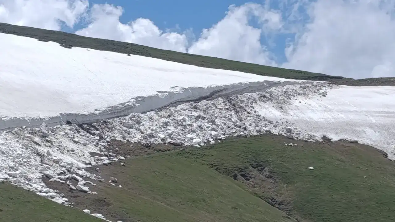 Trabzonda Kar Surprizi Yaylacilar Goc Etti Kar Duvarlari Kaldi