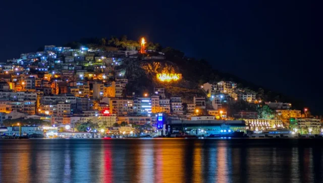Yabanci Turist Ilgisi Kusadasi 19920451 3610 1 M