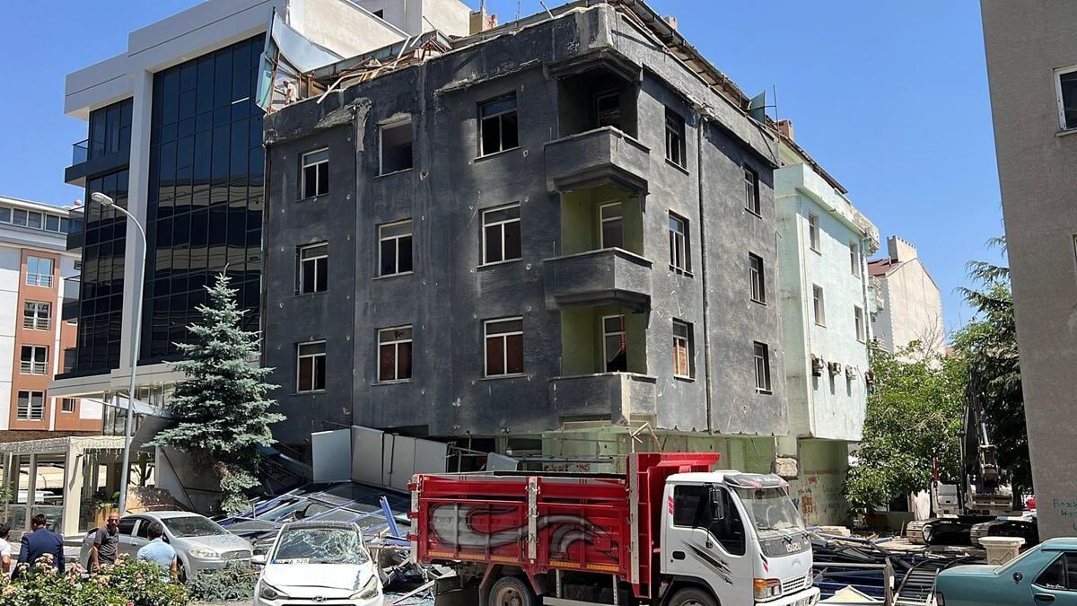 Atil Haldeki Hastane Binasinin Dis Cephesi Co 20094933 Amp