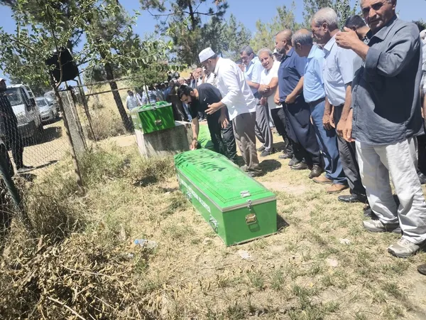 0X0 Sanliurfada Kahreden Kaza Nine Ve Iki Torunu Yan Yana Defnedildi 1785840399363