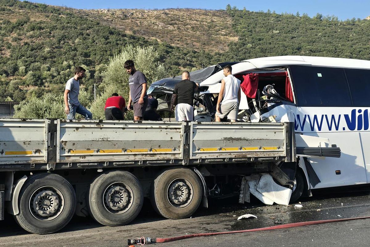 2 Kisinin Oldugu Otobus Kazasindan Unlu Oyuncuya 20155095 9054 Amp