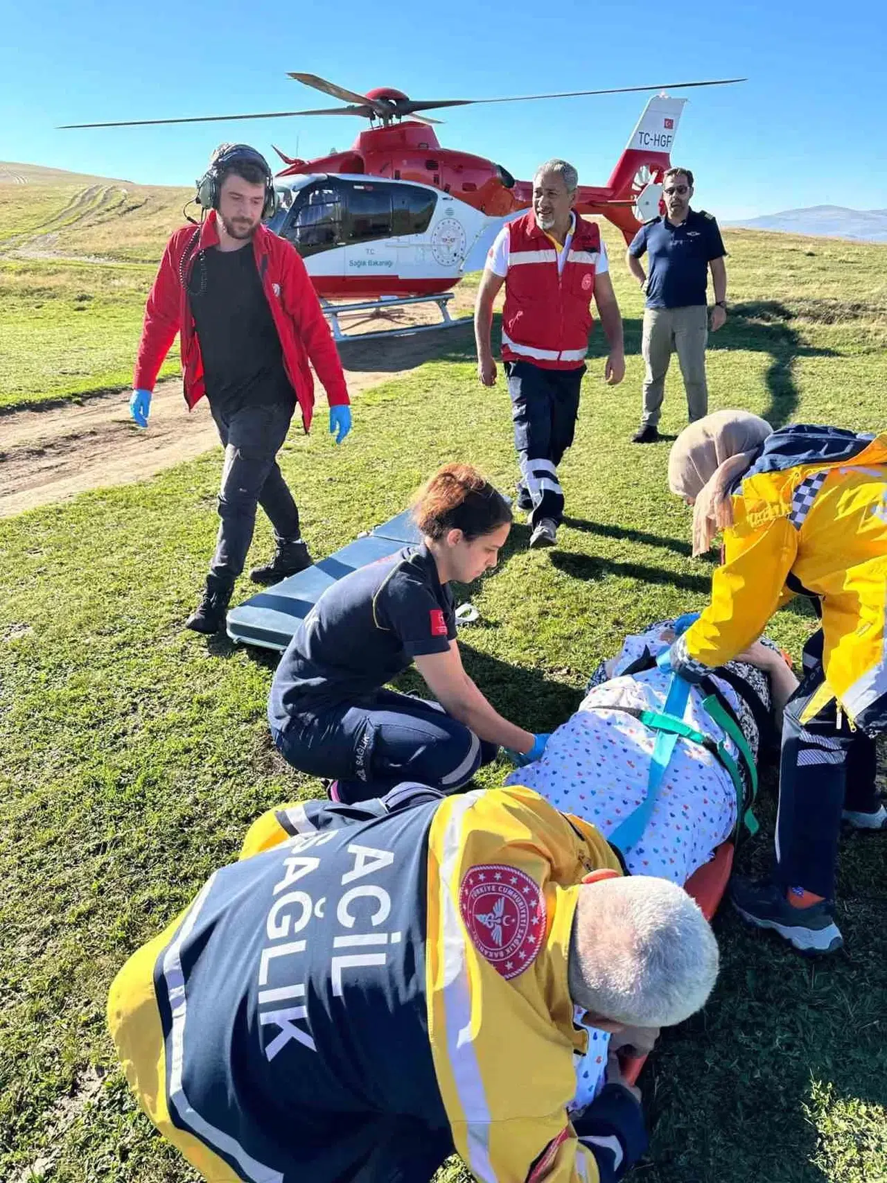 9553 Egrisu Yaylasinda Duserek Yaralanan Yasli Kadin Ambulans Ucakla Hastaneye Sevk Edildi