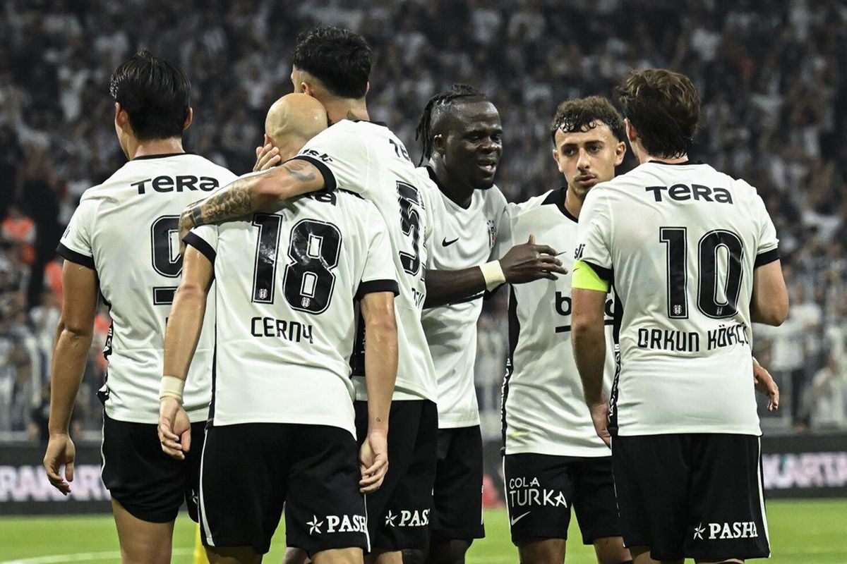 Besiktas Hradec Kraloveyi Eleyerek Uefa Avrupa 20143334 4268 Amp