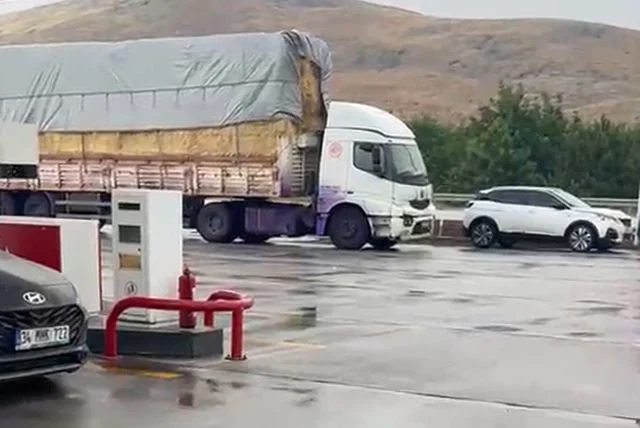 Boya Yuklu Tir Devrildi Yoldan Gecen Araclar 3 20152056 O