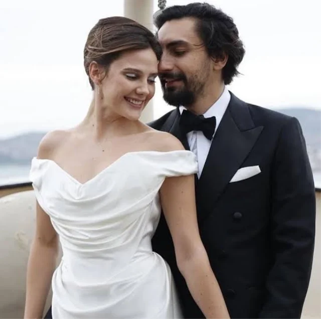 Unlu Oyuncu Alina Boz Ve Umut 20130740 3984 1 M