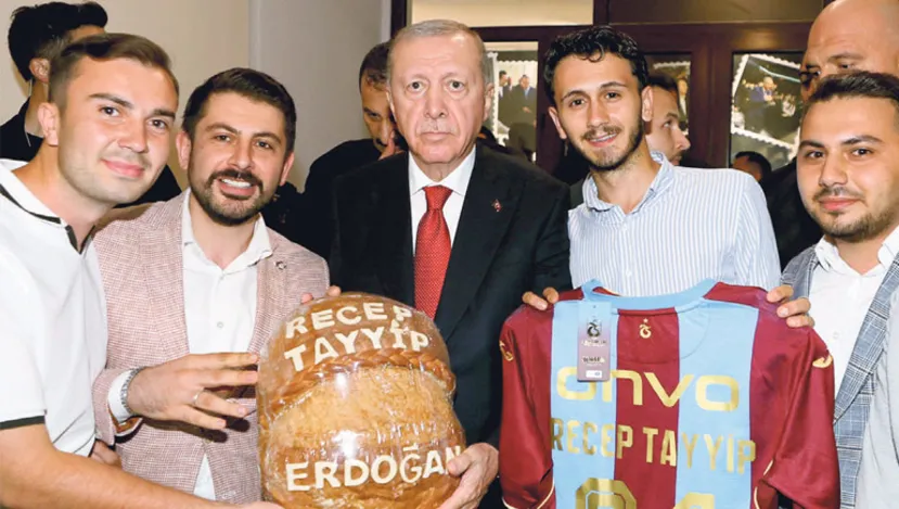 Erdoğan’a Trabzonspor Forması Hediye Edildi